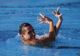 Dennis González durante un ejercicio en la piscina