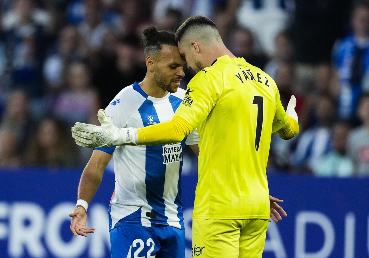 Baithwaite y Yañez se encaran durante el partido entre Espanyol y Sporting