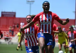 Ajibade celebra el gol con el que el Atlético se clasifica a la Champions League