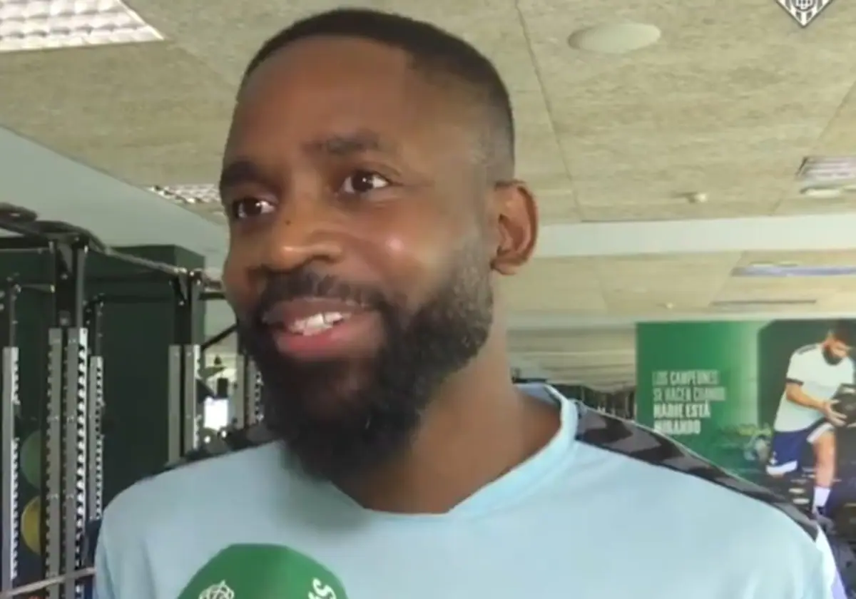 Bakambu goes to Betis TV in one of the breaks in his recovery