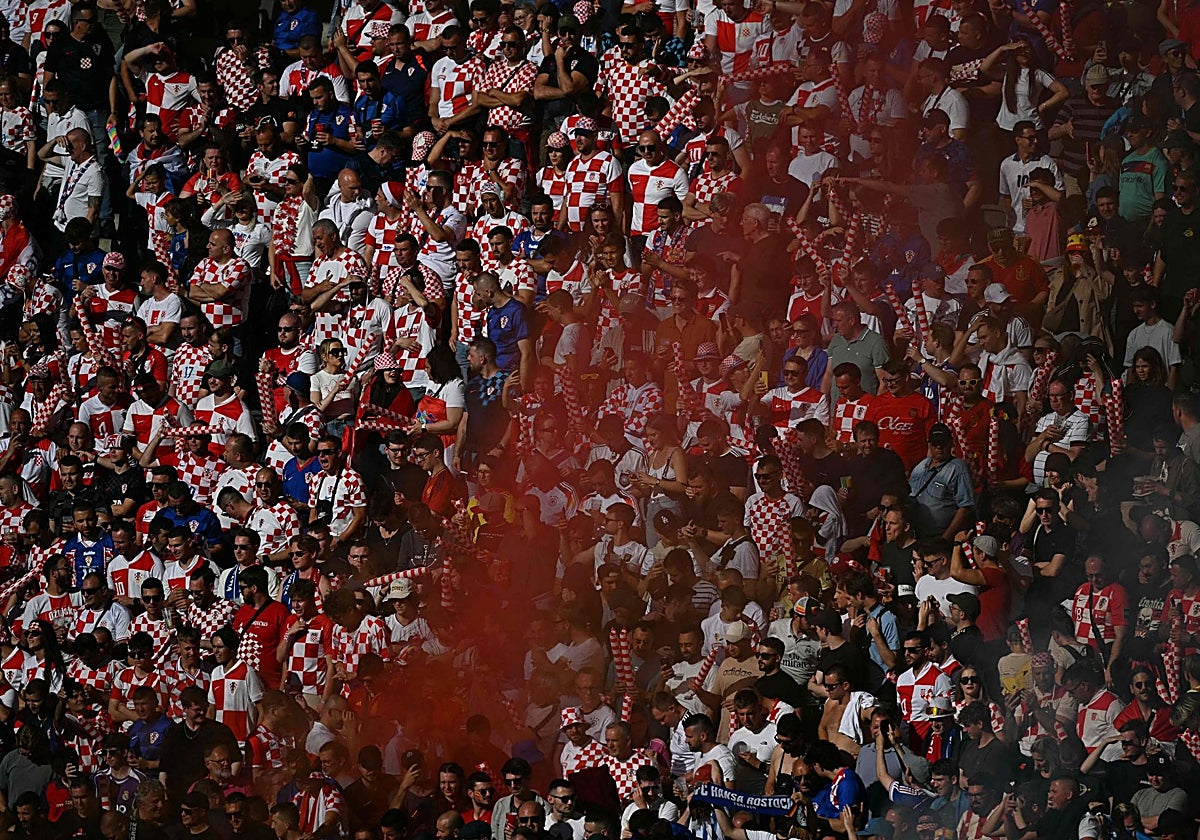 Aficionados croatas antes del pitido inicial en Berlín