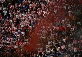 Los croatas accionan botes de humo en el estadio pese a la estricta seguridad
