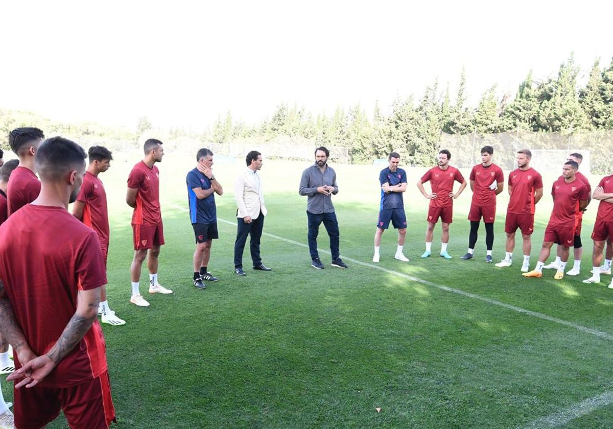 Mendilibar, Del Nido Carrasco y Víctor Orta, junto a los jugadores del Sevilla en el stage de Montecastillo del verano de 2023