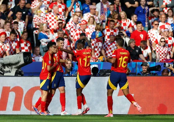 Morata y sus compañeros celebran un gol ante la numerosa afición croata