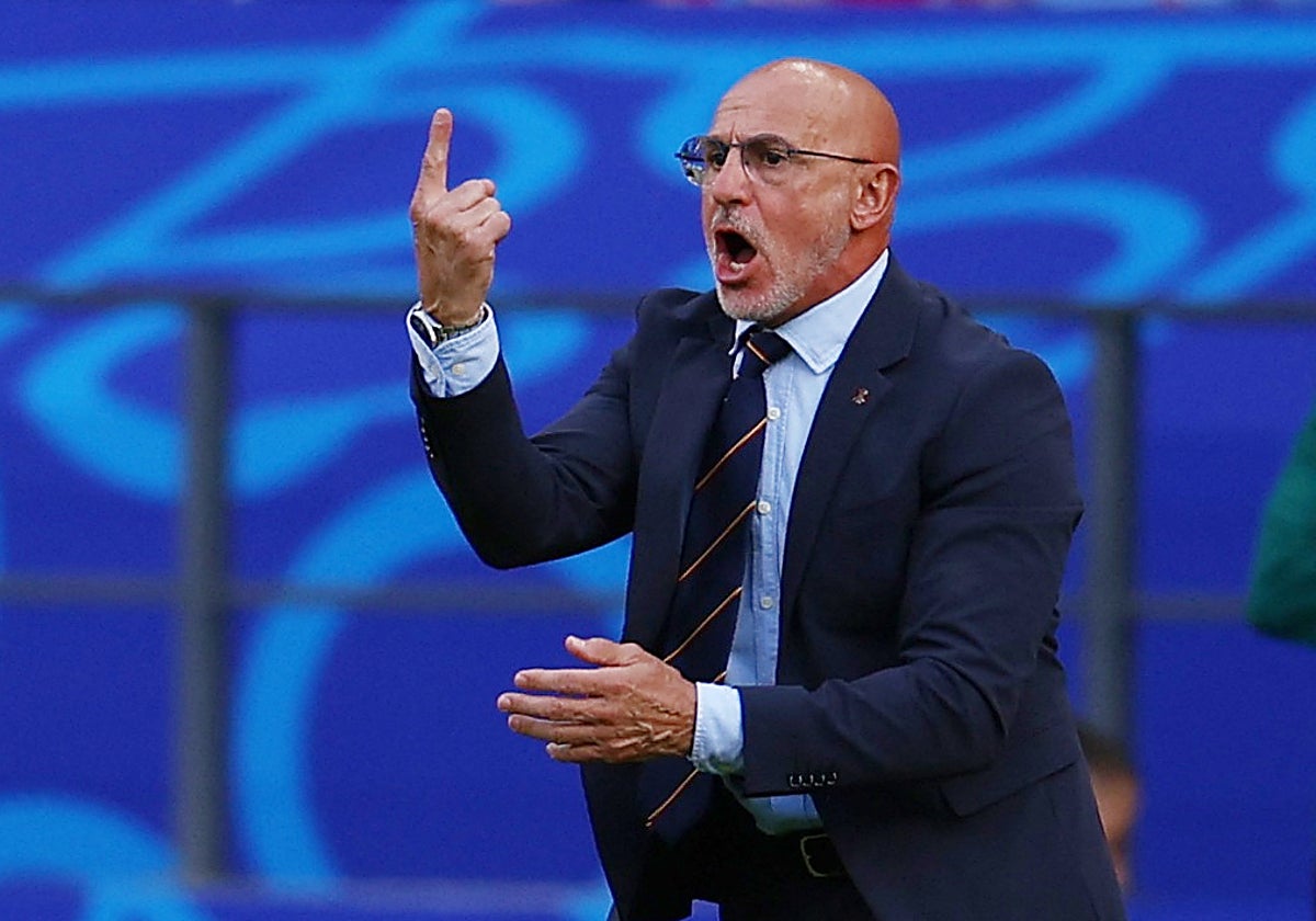 Luis de la Fuente dando instrucciones a los jugadores de la selección