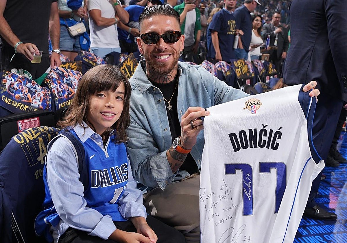 Sergio Ramos posa junto a uno de sus hijos en Dallas y con una camiseta de Luka Doncic