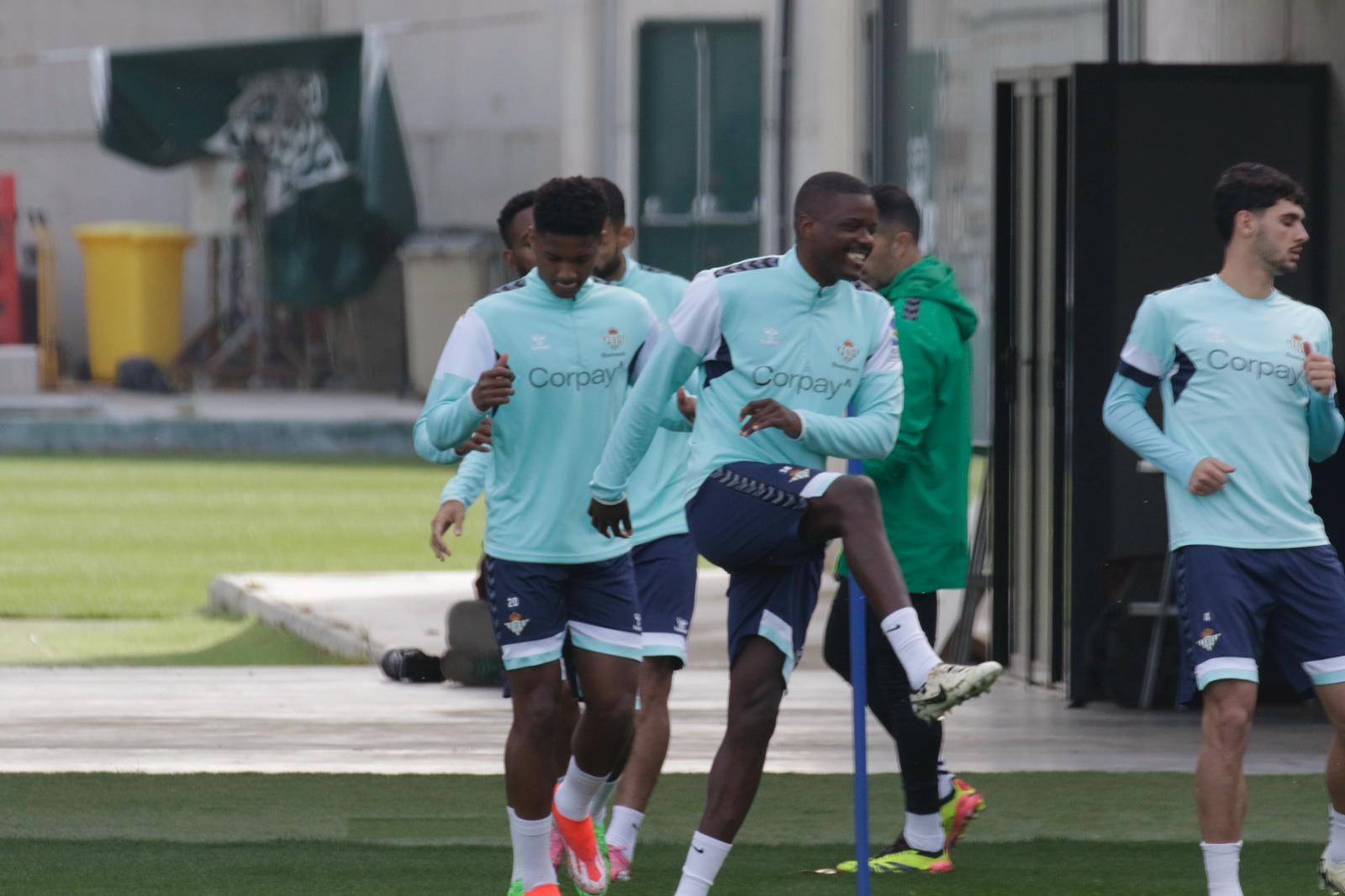 William Carvalho, durante un entrenamiento con el Real Betis en la ciudad deportiva Luis del Sol