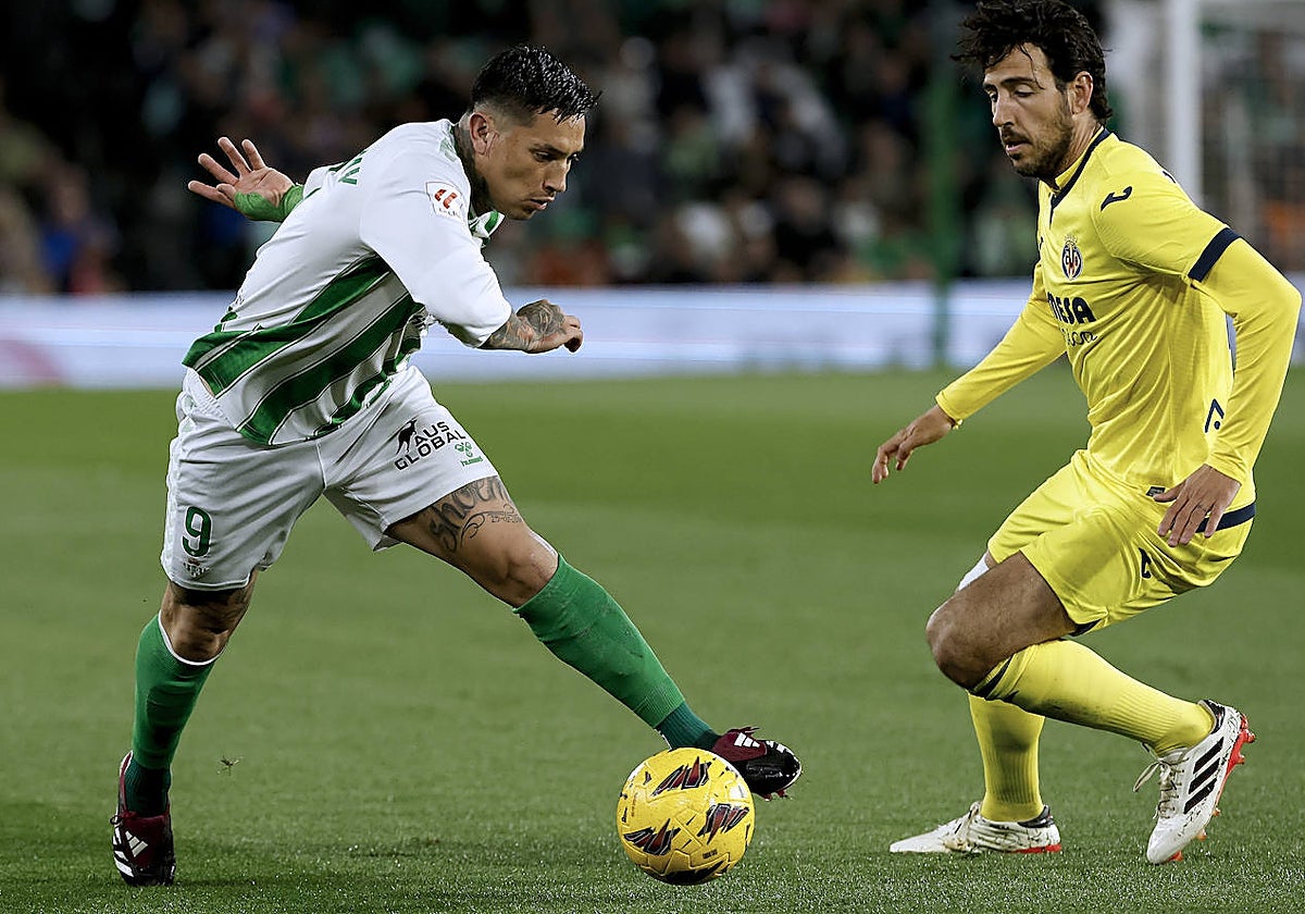 Chimy Ávila, ante Parejo, en el Betis - Villarreal de la temporada 23-24