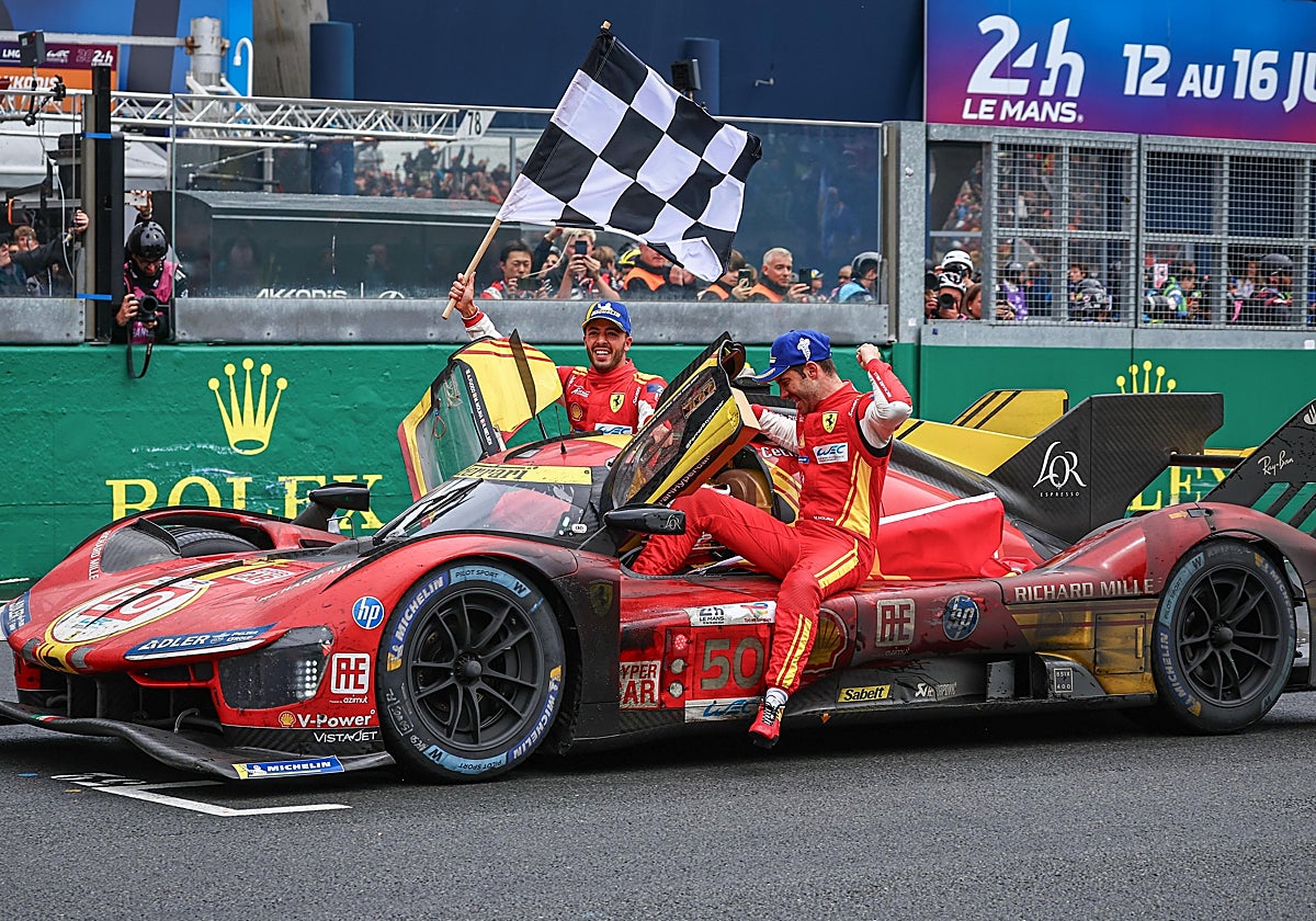 Miguel Molina (con la bandera) y su compañero Nicklas Nielsen, ganador de las 24 horas de Le Mans
