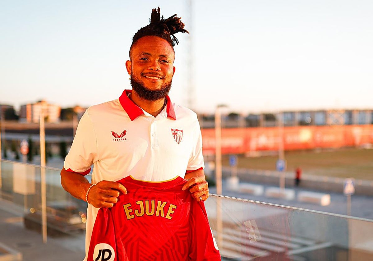 Ejuke sostiene su camiseta del Sevilla, aún pendiente de sellar su dorsal