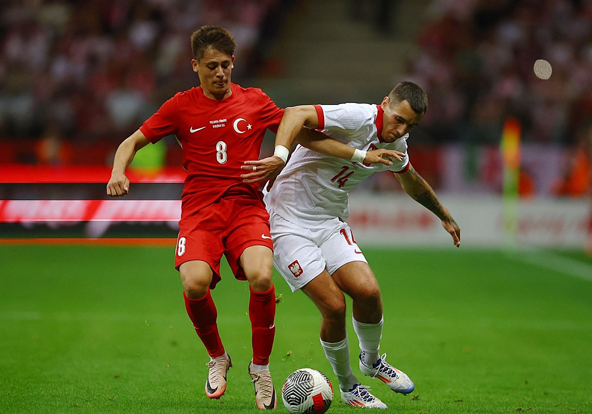 Guler, izquierda, en el partido ante Polonia