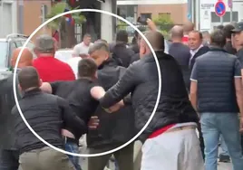 Danilo Vucic, hijo del presidente serbio, es sujetado por sus guardaespaldas