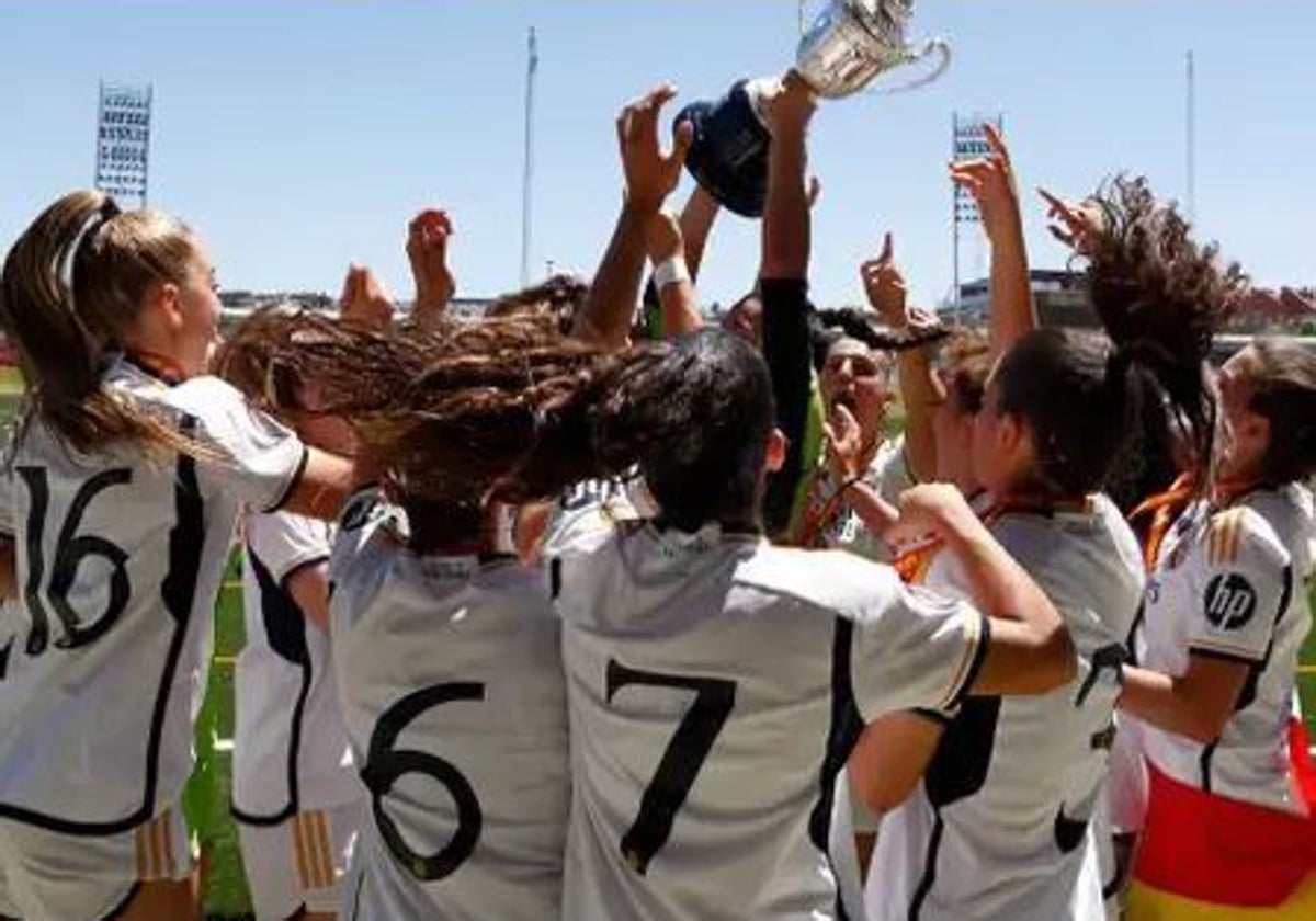 Las jugadoras del Real Madrid celebran la Copa juvenil