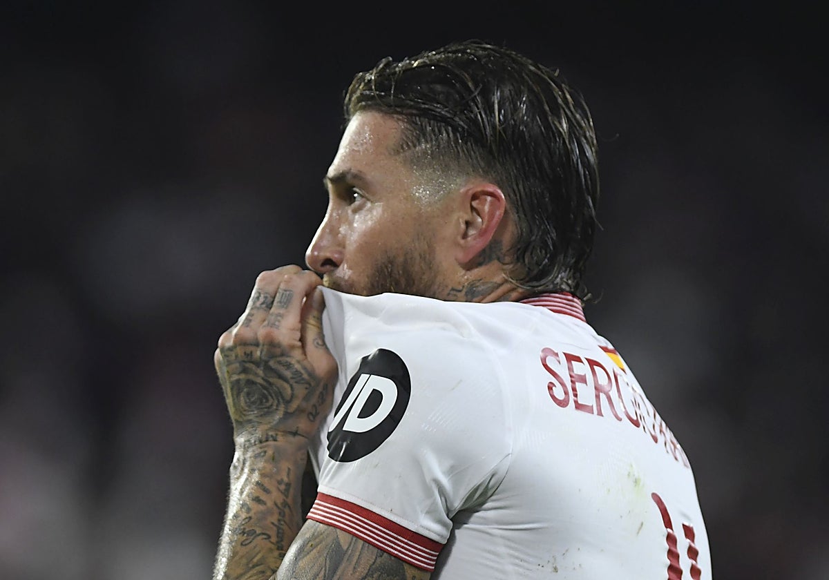 Sergio Ramos besa el escudo del Sevilla tras marcar un gol la pasada temporada