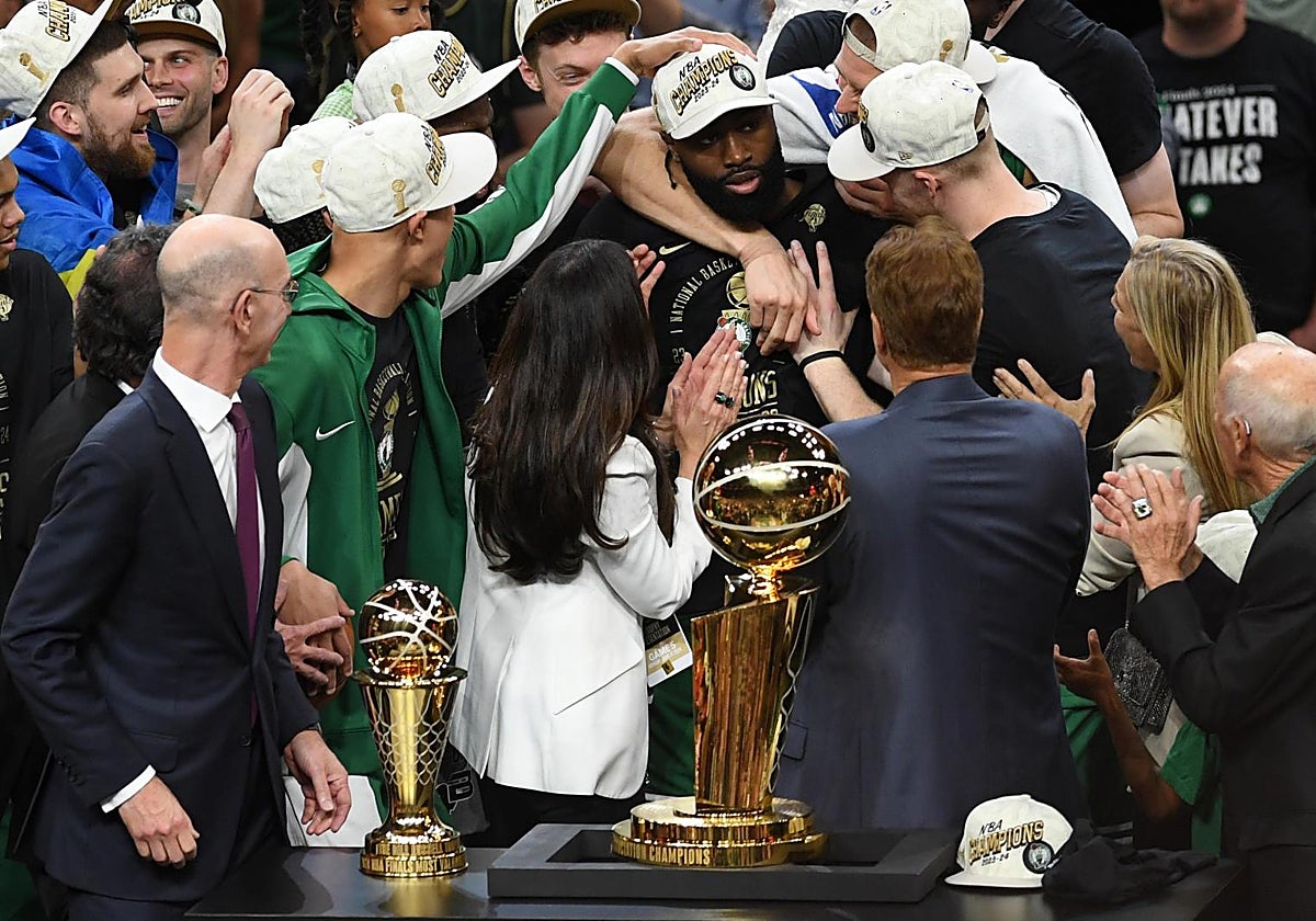 Jaylen Brown, MVP de las finales, es felicitado por sus compañeros