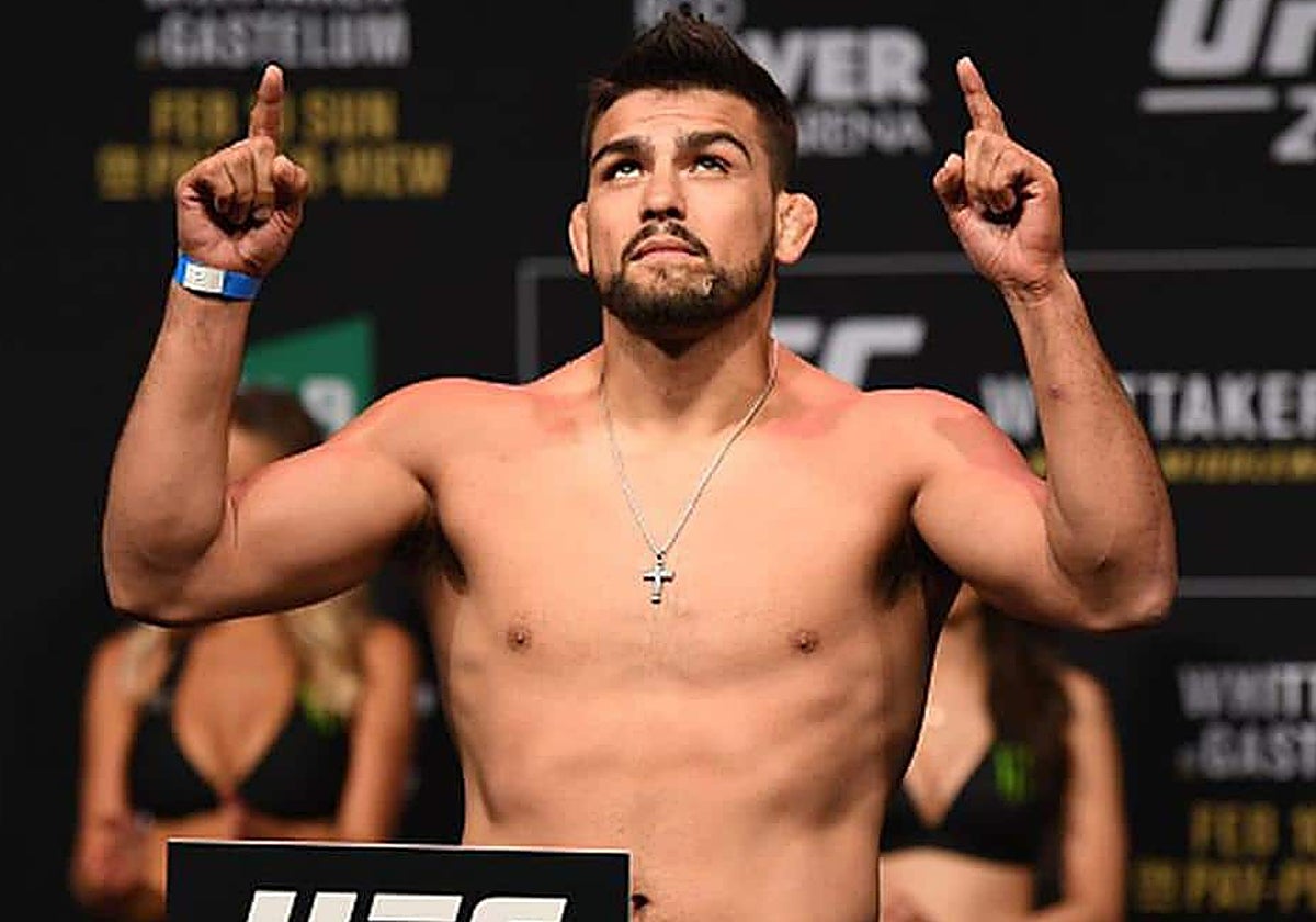 El luchador californiano Kelvin Gastelum, durante un pesaje