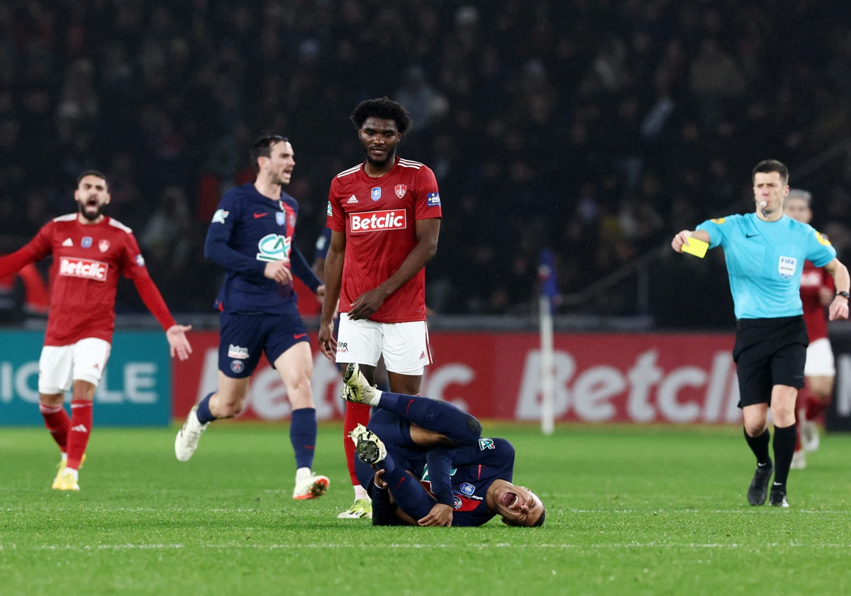 Lilian Brassier mira a Mbappé tras el lance y recibe la segunda amarilla que conlleva la expulsión en la Copa de Francia ante el PSG