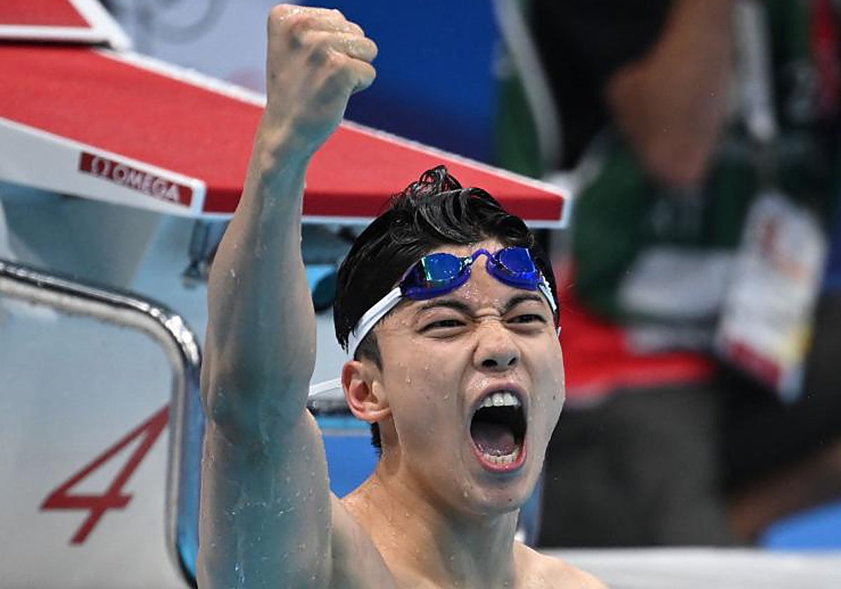 Wang Shun, uno de los positivos, celebra su medalla de oro en los Juegos Olímpicos de Tokio