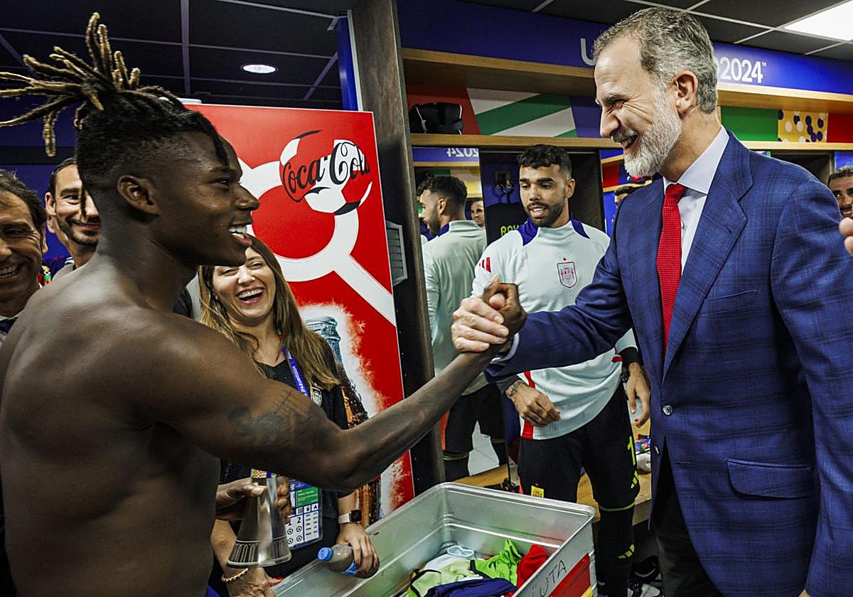 Nico Williams junto al Rey Felipe VI tras el duelo ante Italia