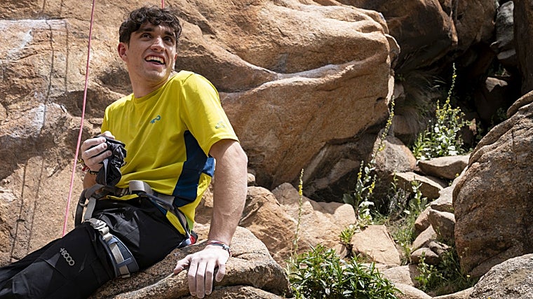 Pelegrín antes de subirse a la vía Diedro Azul