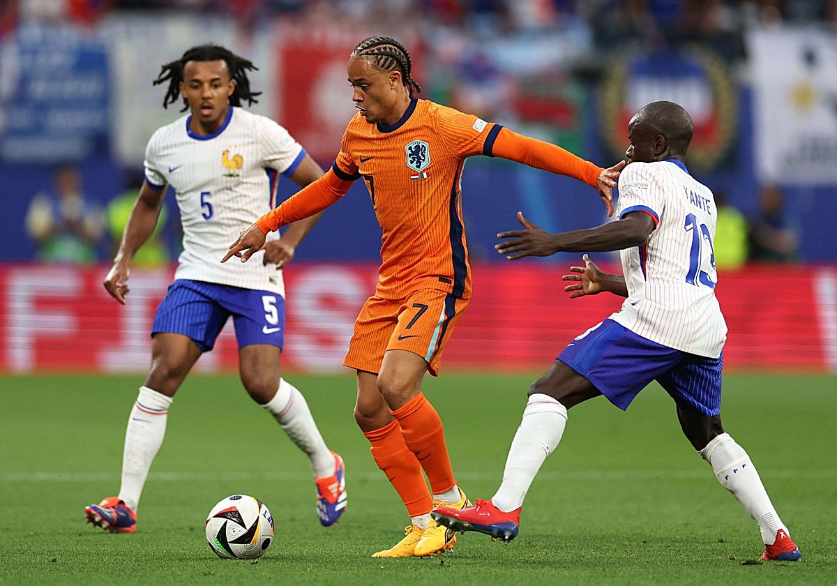 Xavi Simons conduce la pelota ante Kante y Kounde