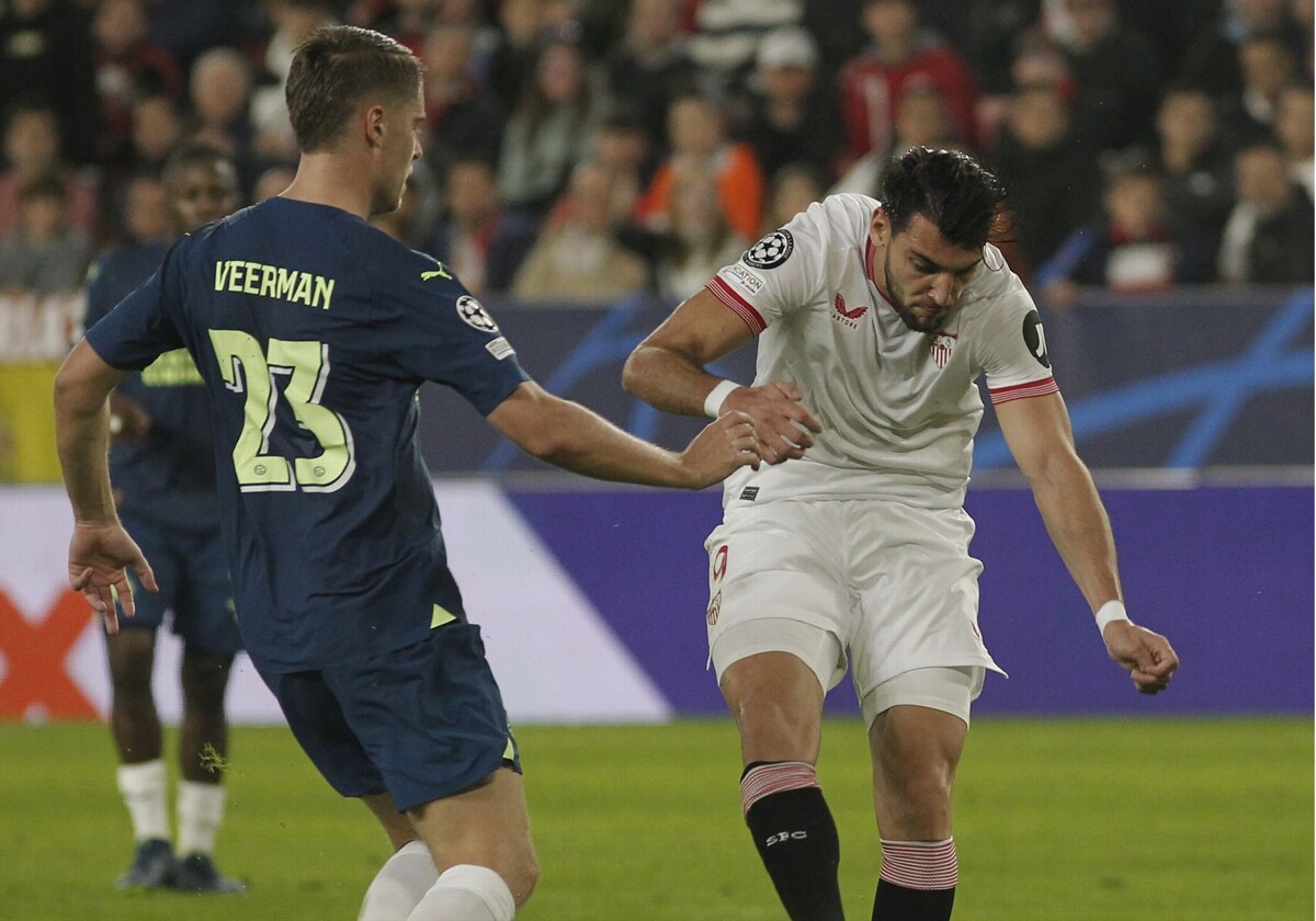 Rafa Mir, durante el partido ante el PSV de la pasada campaña