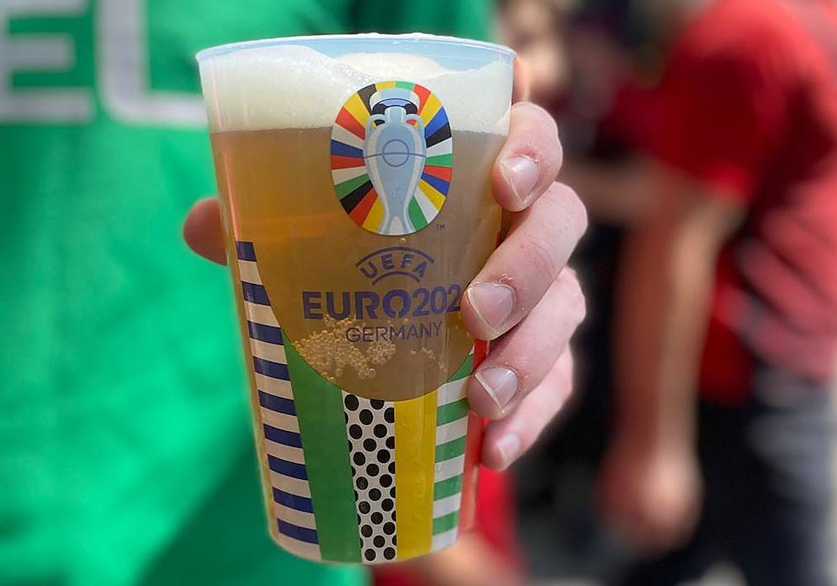Una cerveza con el símbolo oficial de la Eurocopa 2024