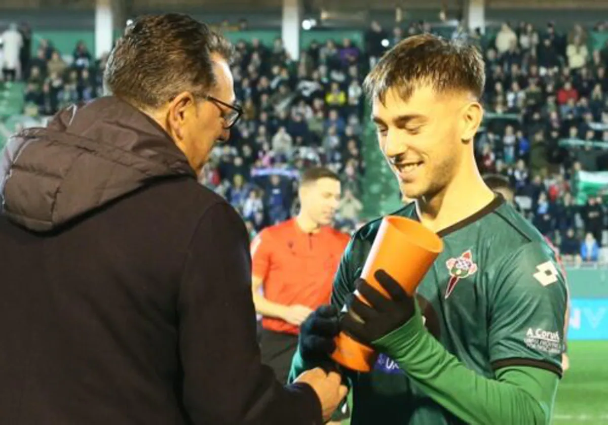 Iker Losada, recogiendo un premio en el Racing de Ferrol