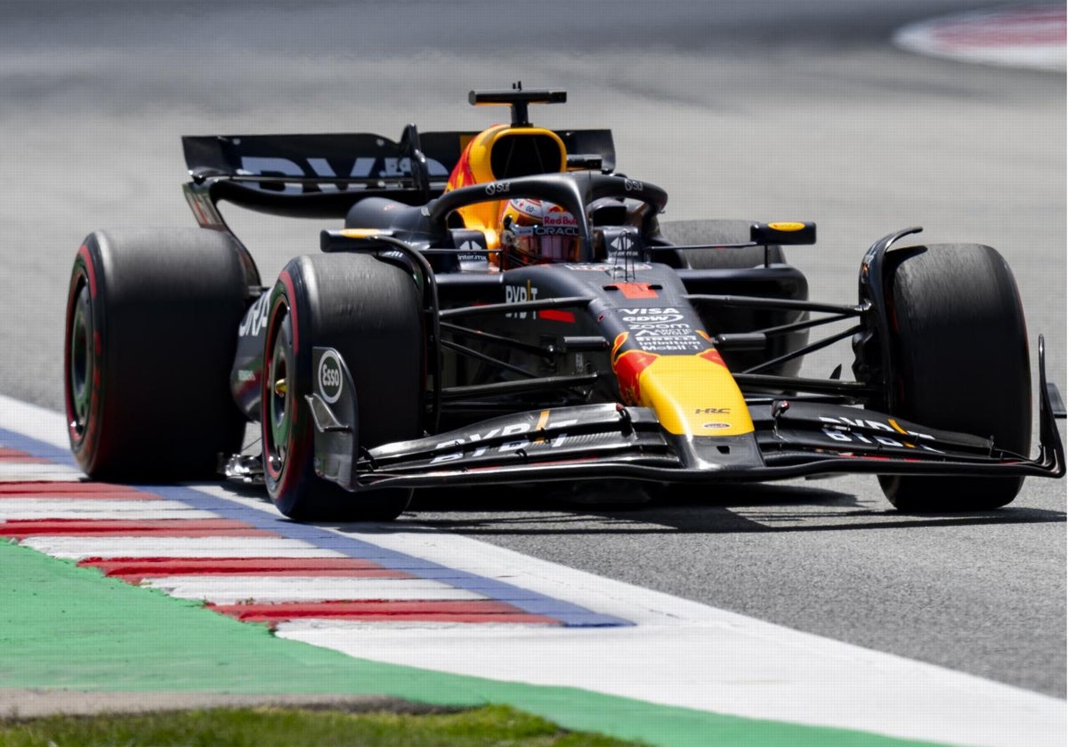 Max Verstappen pilota por el circuito de Montmeló