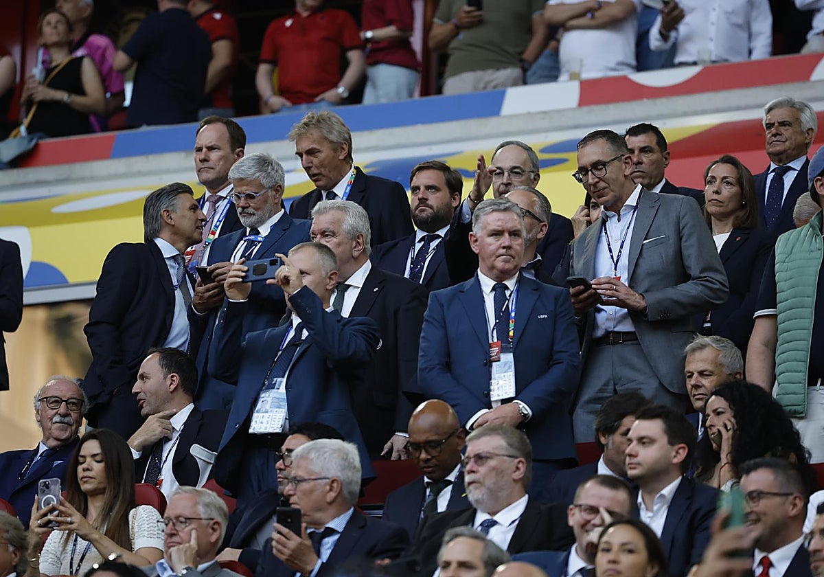 Del Bosque, abajo a la izquierda, y Rocha, arriba a la derecha, separados en el palco