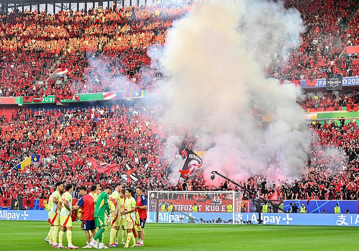 Los albaneses han conseguido encender bengalas en los minutos antes del pitido inicial