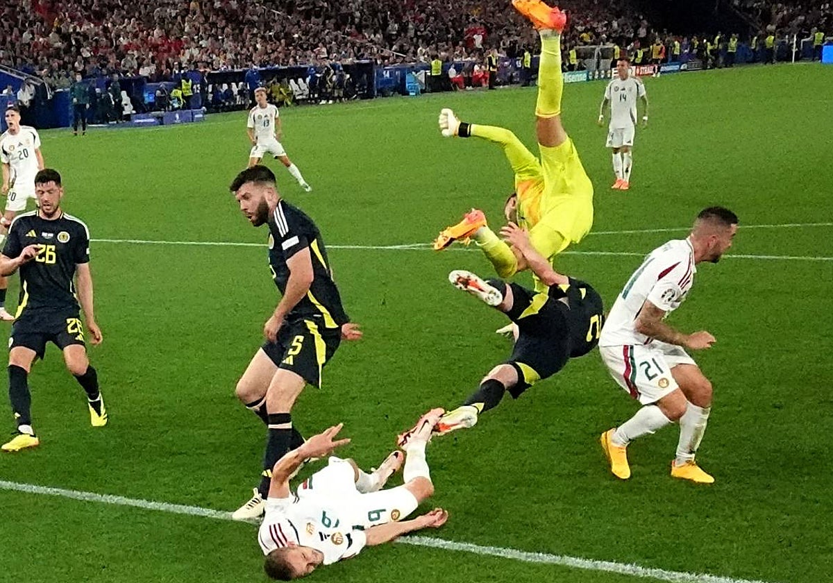 Varga yace tendido en el suelo a consecuencia del grave impacto con el portero escocés