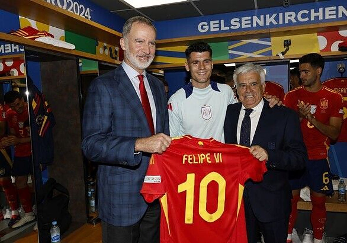 Con el rey Felipe VI en el vestuario de España tras el triunfo frente a Italia