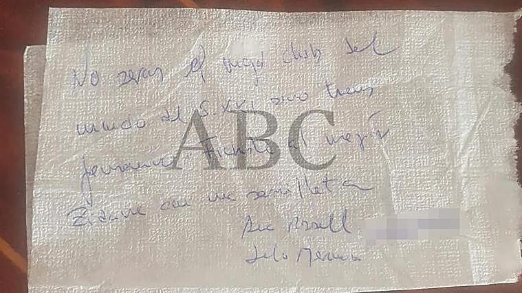 «No serás el mejor club del mundo del s.XXI si no tienes femenino. Fichaste al mejor, Zidane, en una servilleta», el mensaje en una servilleta con el que Rosell y Merinero se acercaron a Florentino.