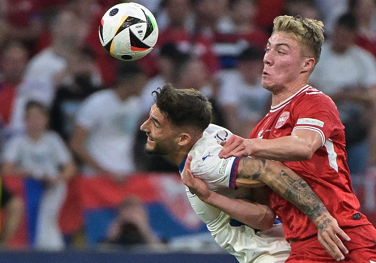 Gudelj pelea por un balón con Hojlund