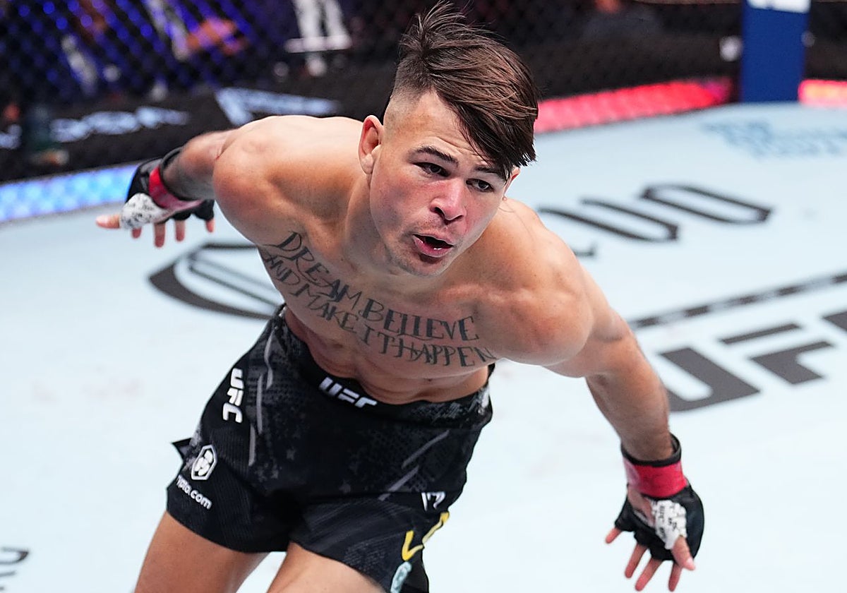 El luchador Diego Lopes celebra un triunfo en UFC