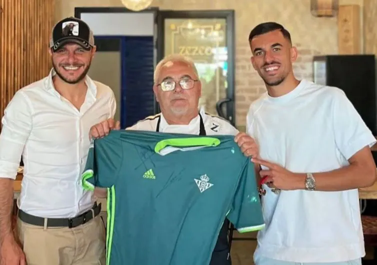 Joaquín and Ceballos, with one of the members of the restaurant where they met a few days ago in Utrera