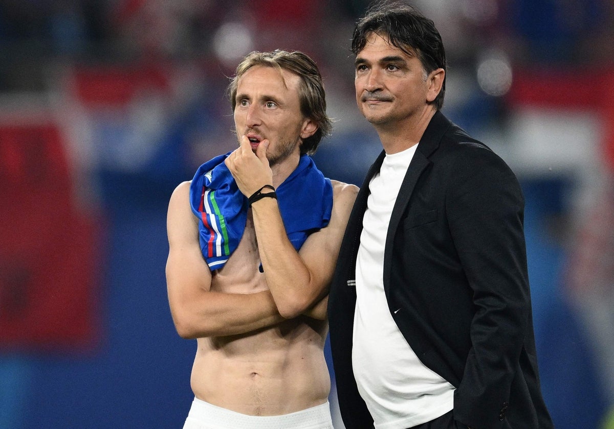 Modric, junto a Zlatko Dalic, seleccionador croata, tras el empate del lunes ante Italia