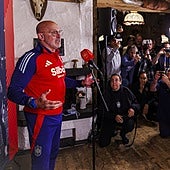 Luis De la Fuente hace de anfitrión ante la ausencia de Pedro Rocha