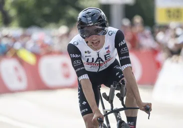 Juan Ayuso tiene Covid y es duda para la salida del Tour de Francia