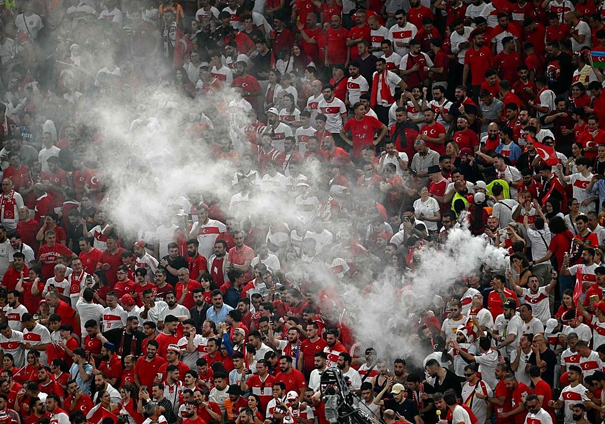Seguidores de Turquía animan durante el partido de fútbol del Grupo F de la UEFA Euro 2024 entre la República Checa y Turquía