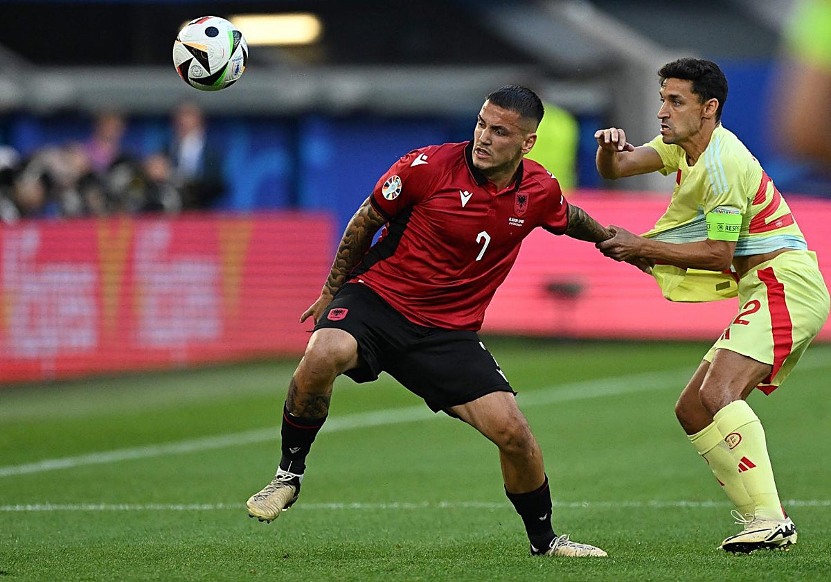 Jesús Navas junto al delantero albanés Rey Manaj en el partido frente a Albania
