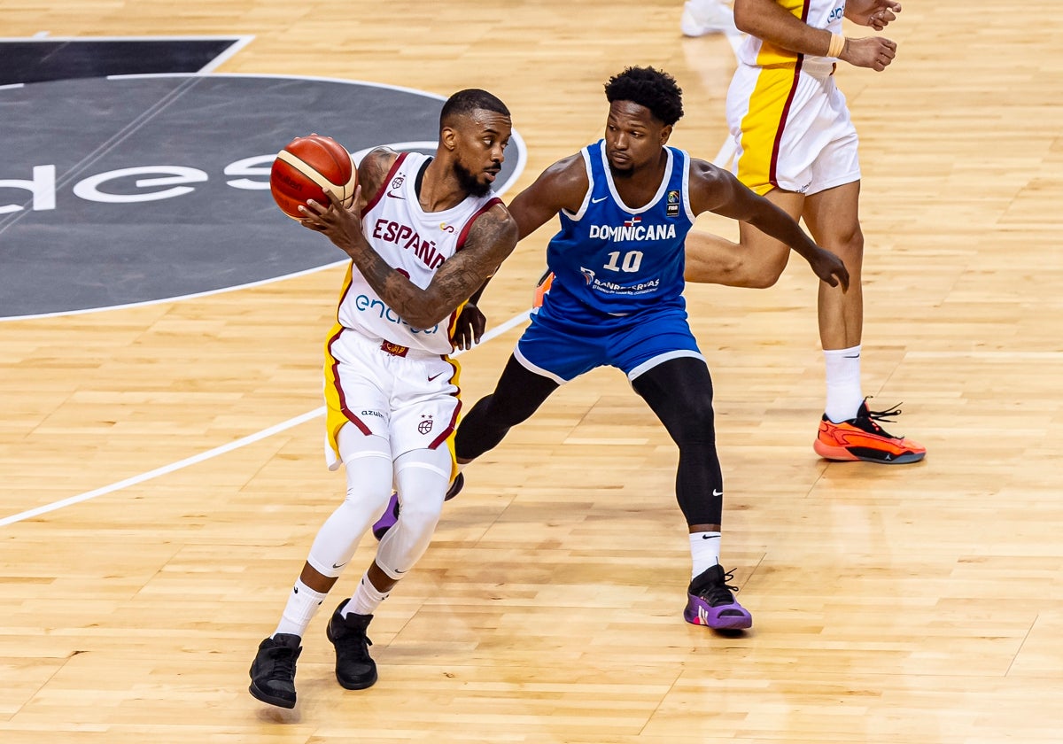 Lorenzo Brown controla el balón ante Andrés Feliz