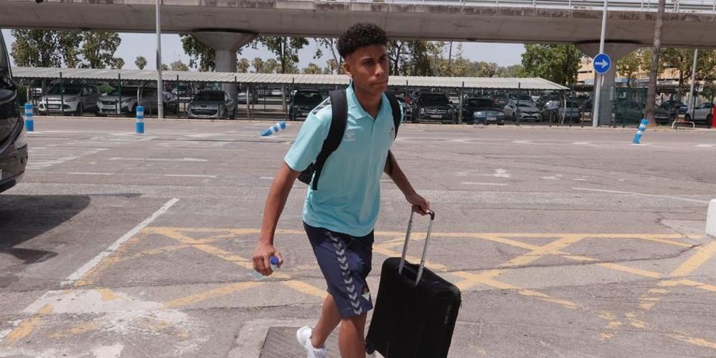 Betis e Inter avanzan en la venta con opción a compra de Álex Pérez