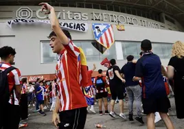 Aficionados del Atlético, este domingo, celebrando la vuelta del escudo verdadero
