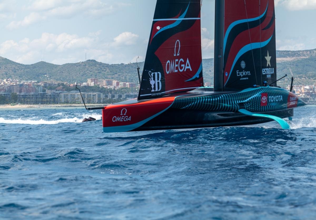 El AC75 «Taihoro» la «joya de la corona» del Emirates Team New Zealand ya navega en Barcelona