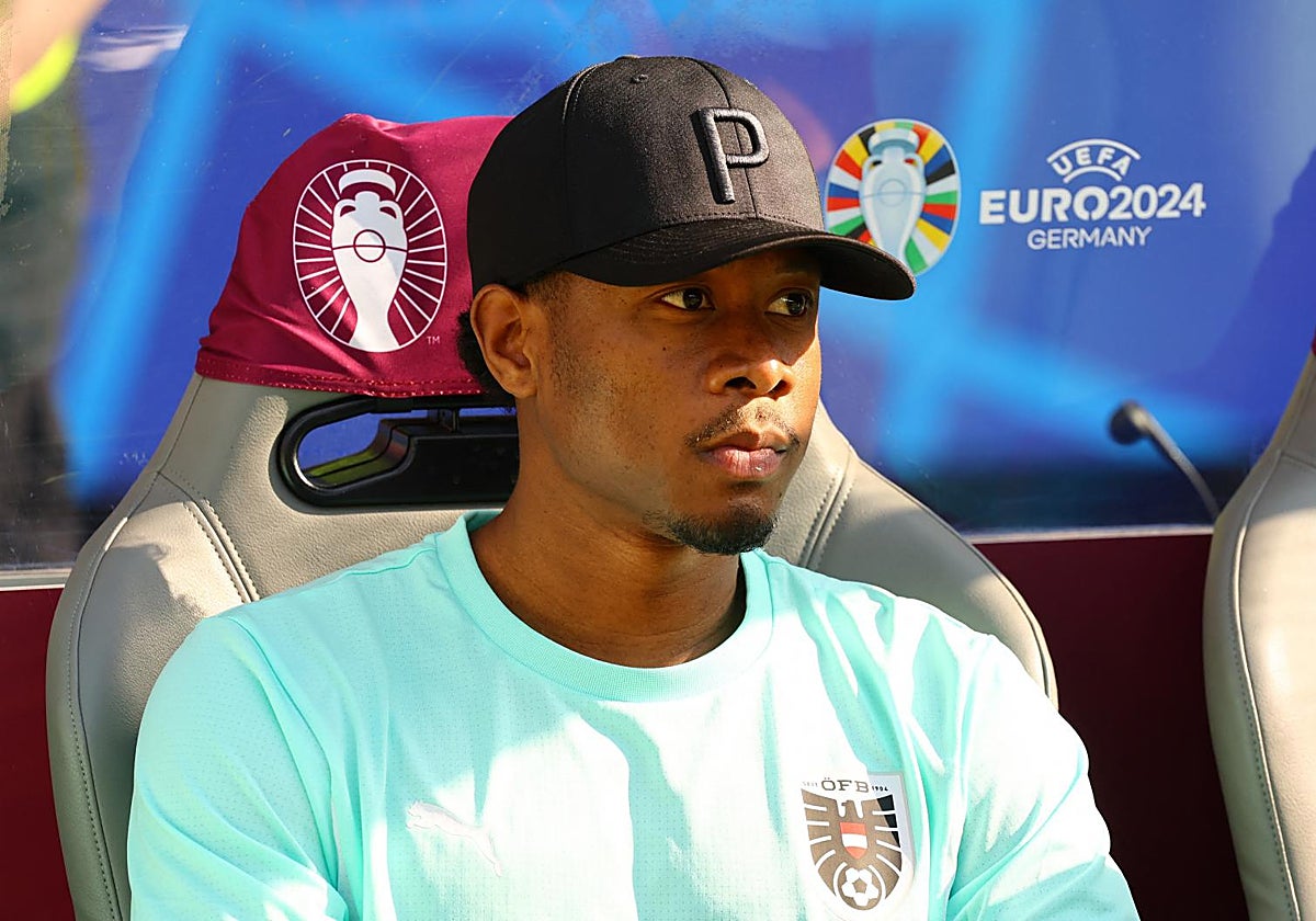 David Alaba, sentado en el banquillo de Austria durante el partido ante Países Bajos