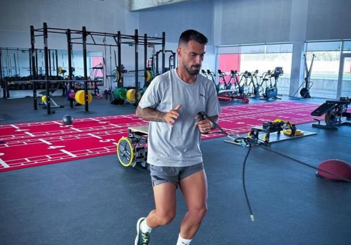 Suso entrena en las instalaciones de la ciudad deportiva del Sevilla