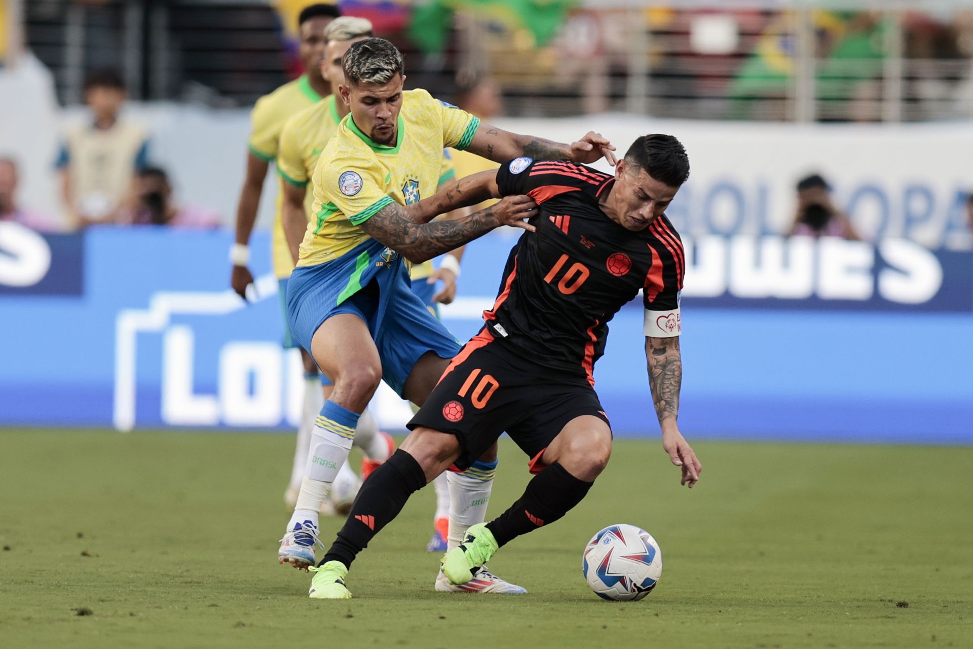 Bruno Guimaraes y James Rodríguez disputan un balón.