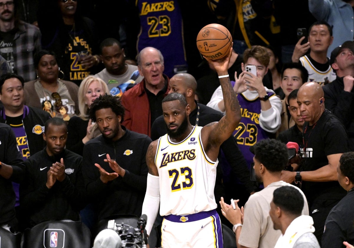 LeBron James seguirá dos años más con Los Angeles Lakers